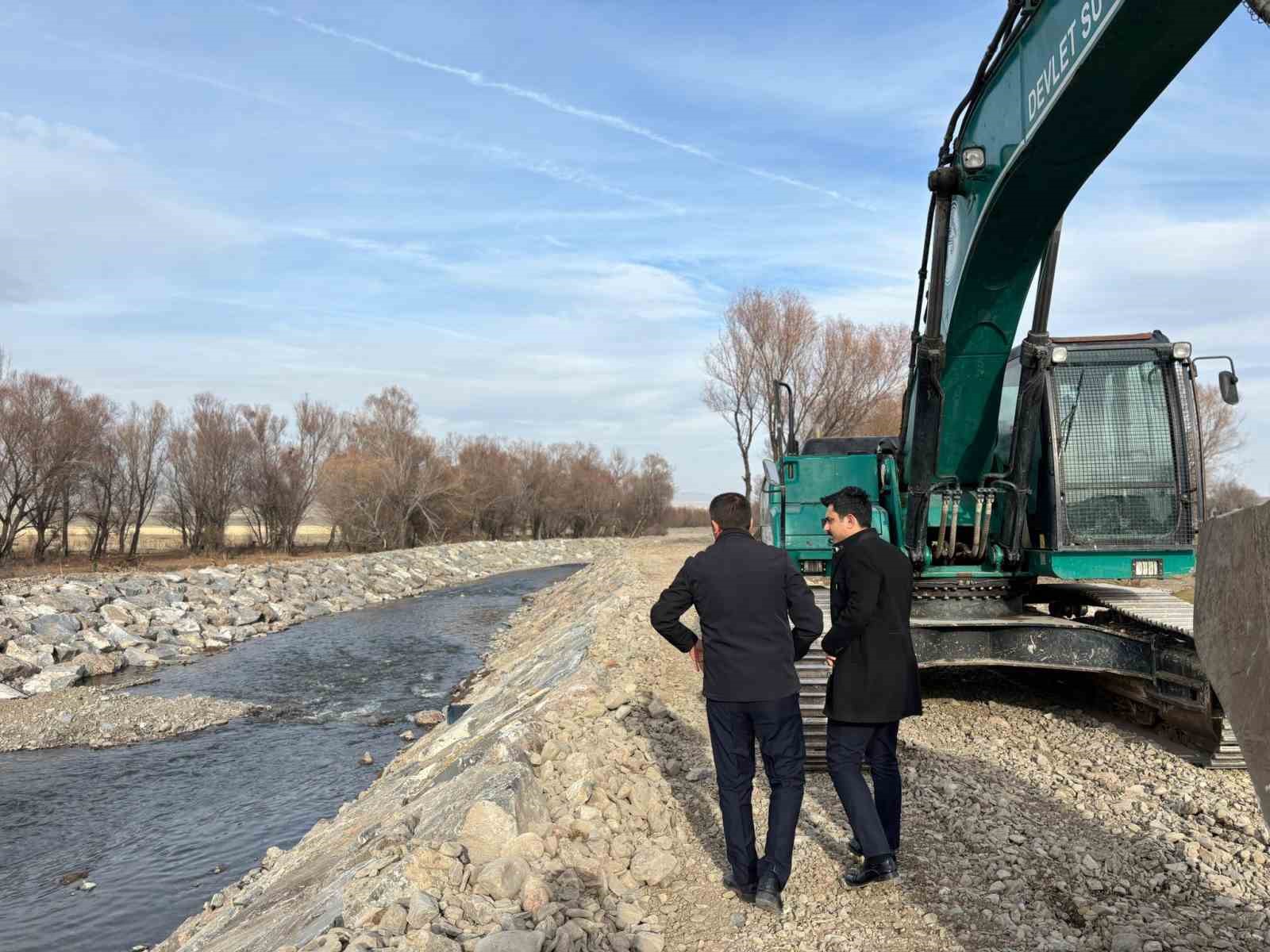 Susuz Çayı’nda dere ıslahı ve taşkın koruma çalışmaları sürüyor