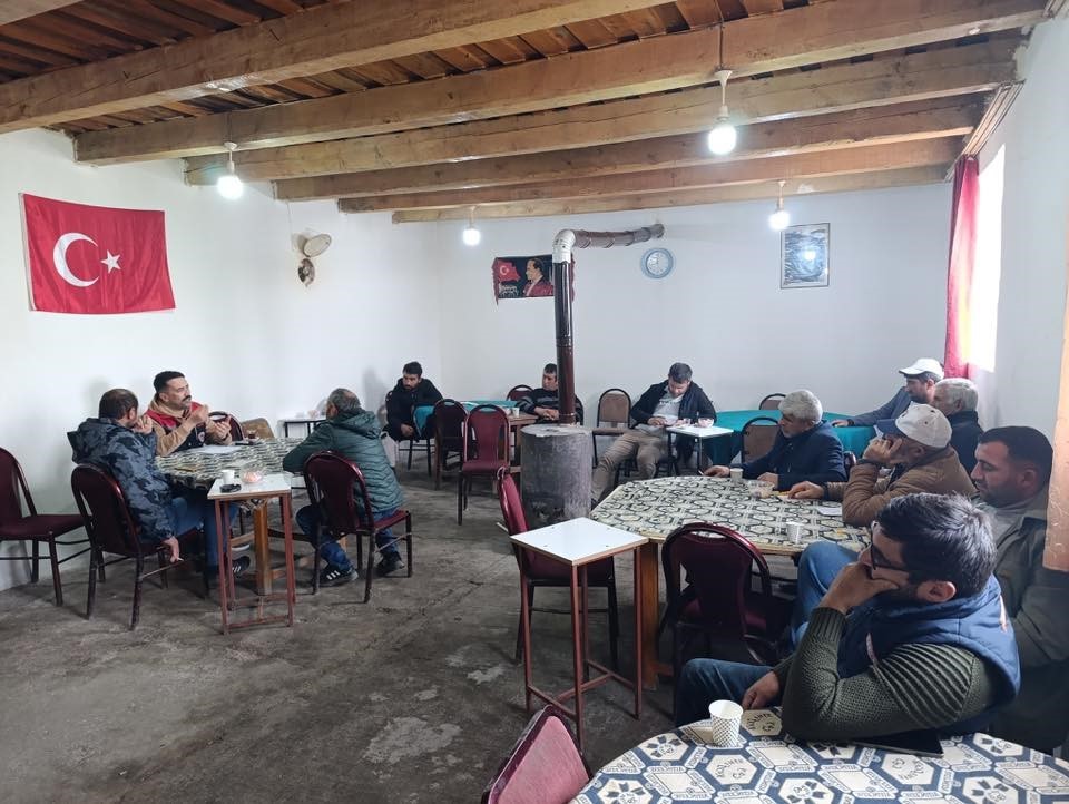 Kars’ta buzağı kayıplarının önüne geçmek için üreticilere eğitim veriliyor