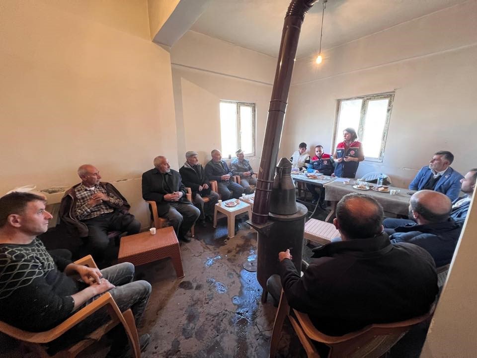 Kars’ta buzağı kayıplarının önüne geçmek için üreticilere eğitim veriliyor