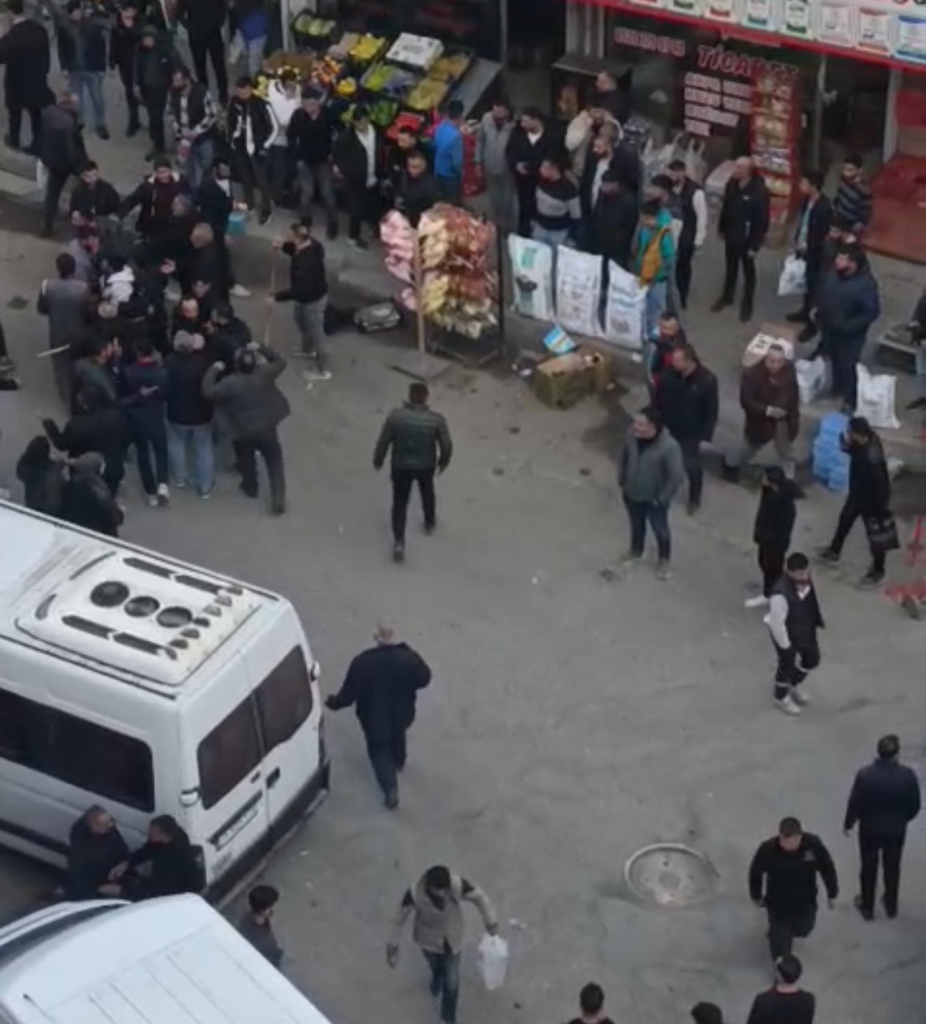 Husumetli iki aile sokak ortasında birbirine girdi: Silah sesleri mahalleyi ayağa kaldırdı