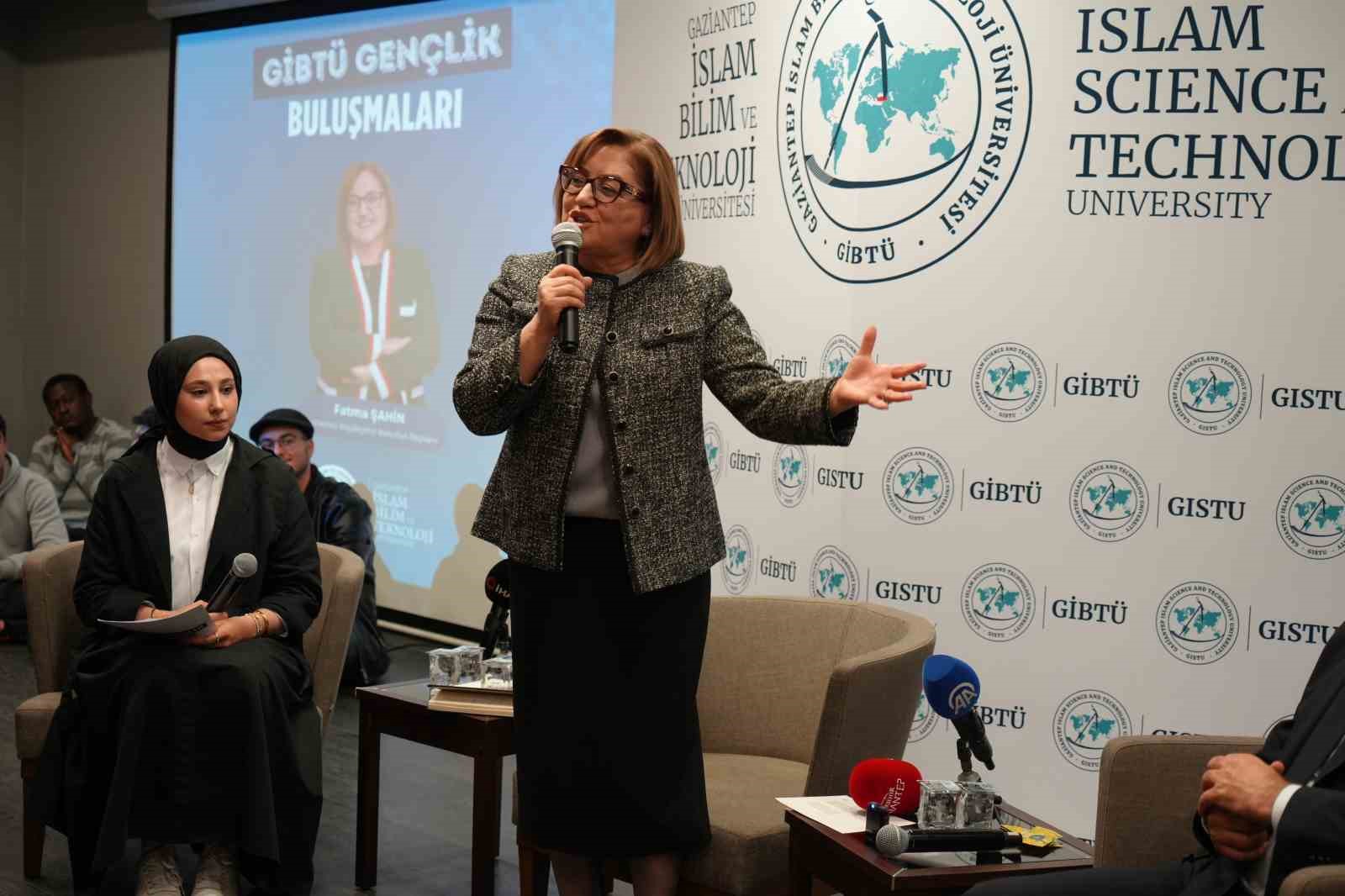 Fatma Şahin, GİBTÜ gençlik buluşmalarında öğrencilerle bir araya geldi