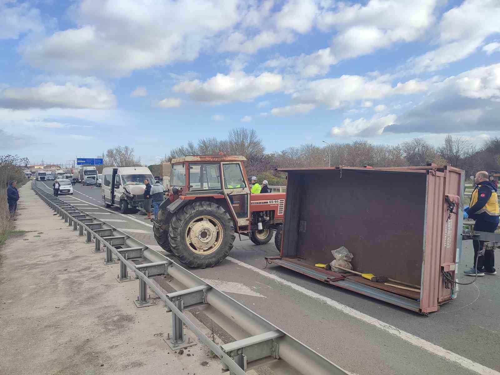 Midibüs traktör römorkuna çarptı: 1 yaralı