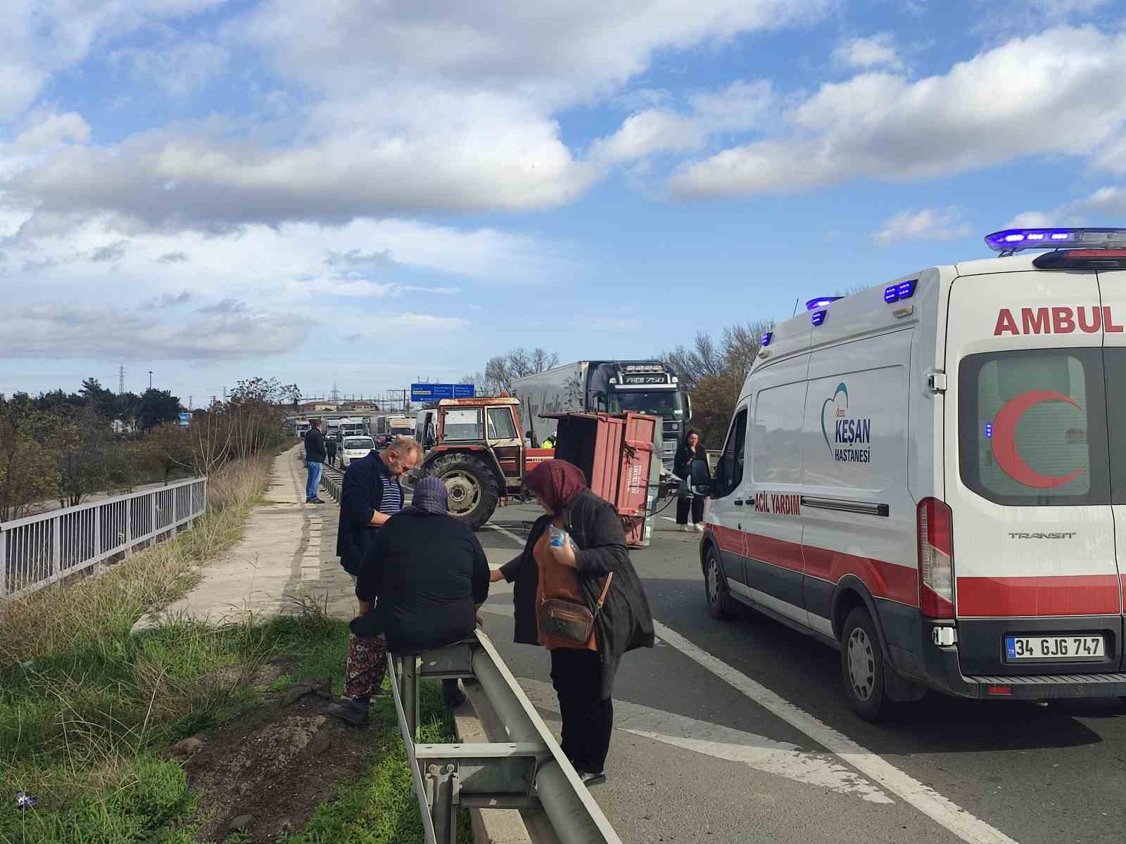 Midibüs traktör römorkuna çarptı: 1 yaralı