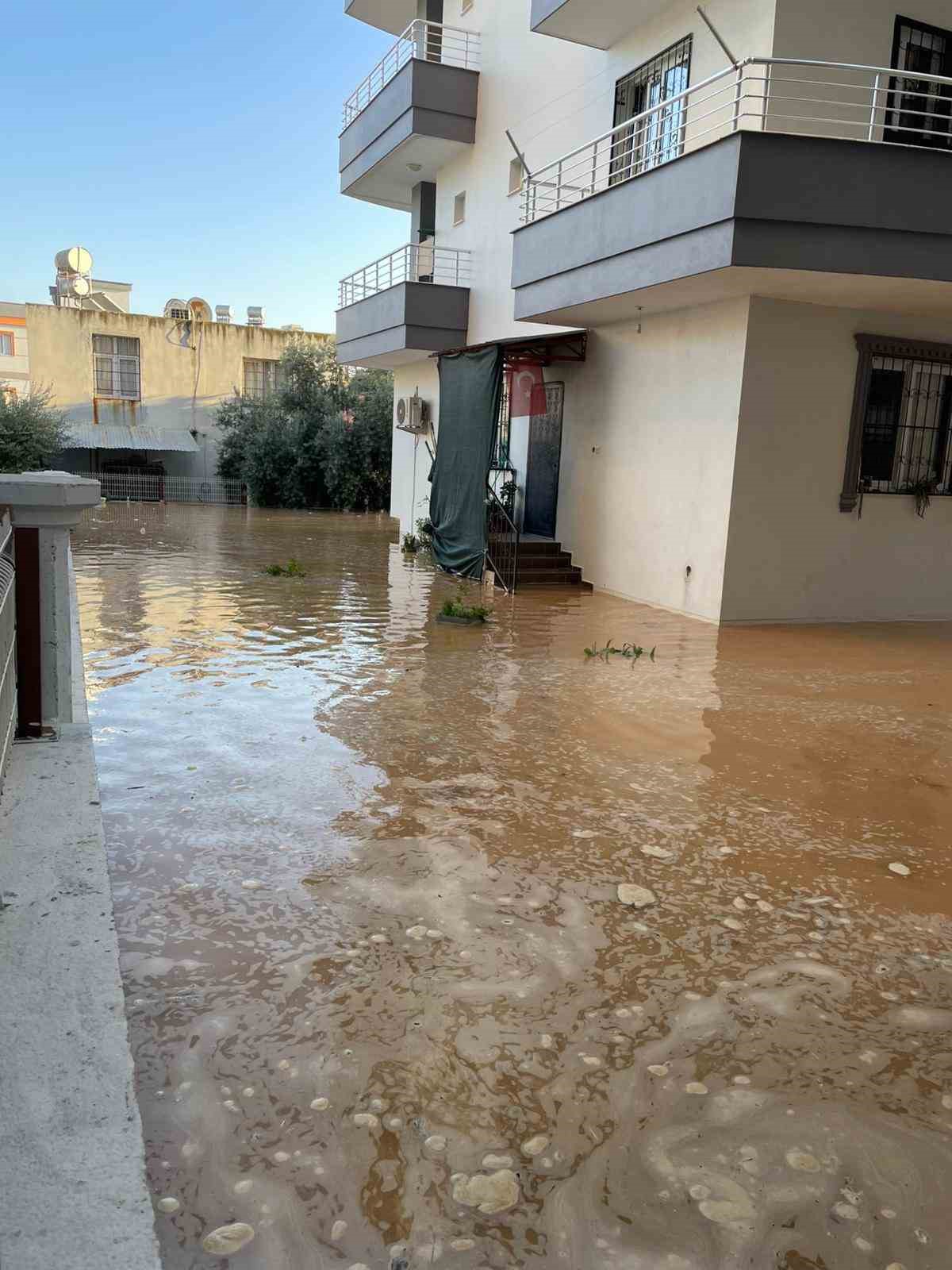 Su borusu patladı: Site bahçeleri suya gömüldü