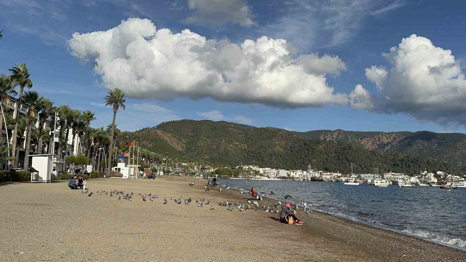 Marmaris’te yazdan kalma günler: Vatandaşlar sahillere akın etti