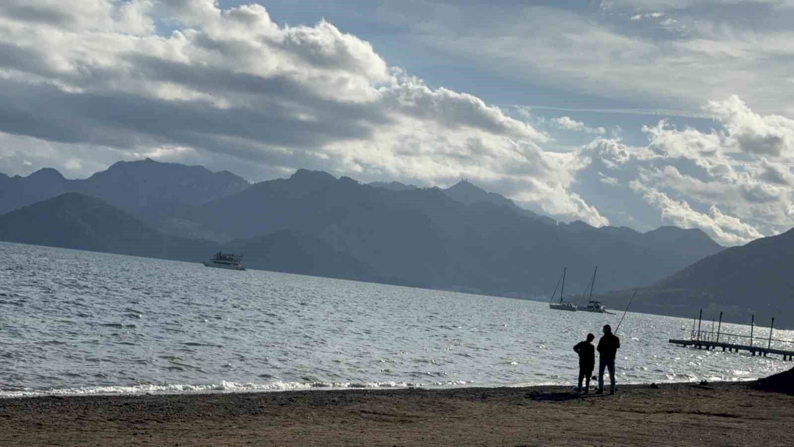 Marmaris&rsquo;te yazdan kalma g&uuml;nler: Vatandaşlar sahillere akın etti
