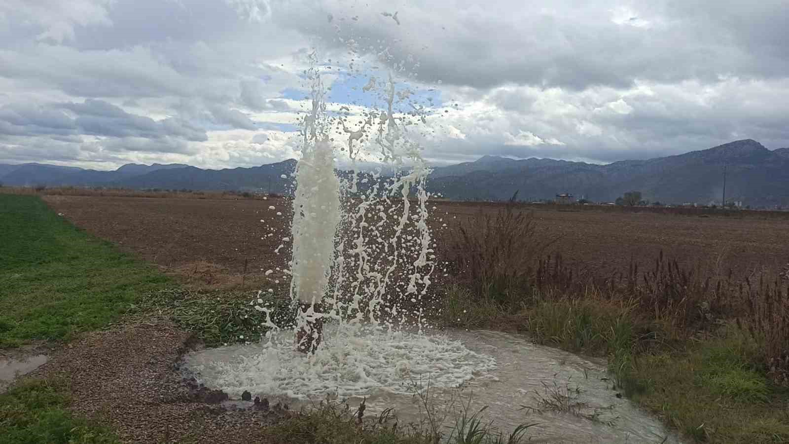 Yıllar önce yapılan kuyudan püsküren su şaşırtıyor