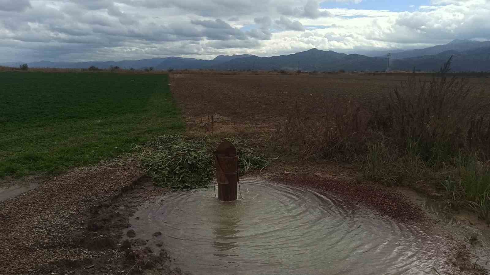 Yıllar önce yapılan kuyudan püsküren su şaşırtıyor