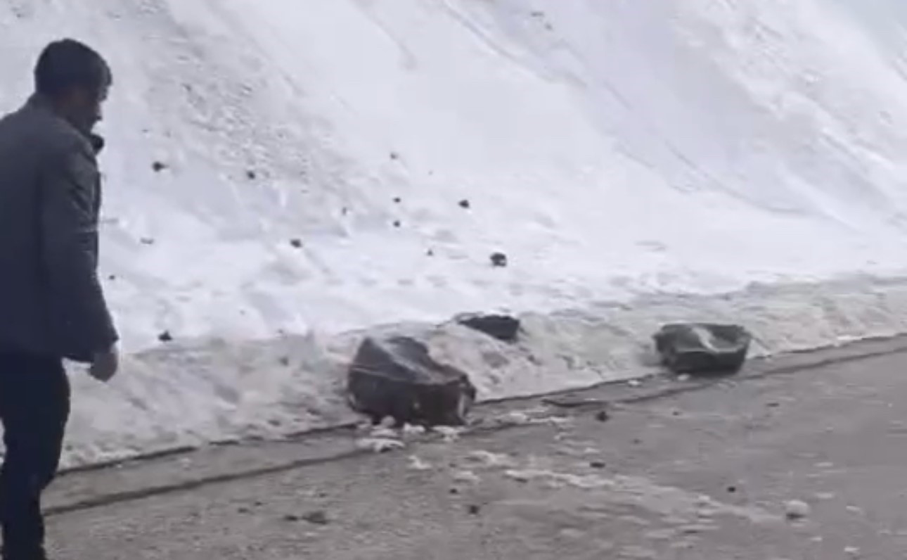 Yüksekova’da karayoluna düşen kaya parçaları sürücülere korku dolu anlar yaşattı