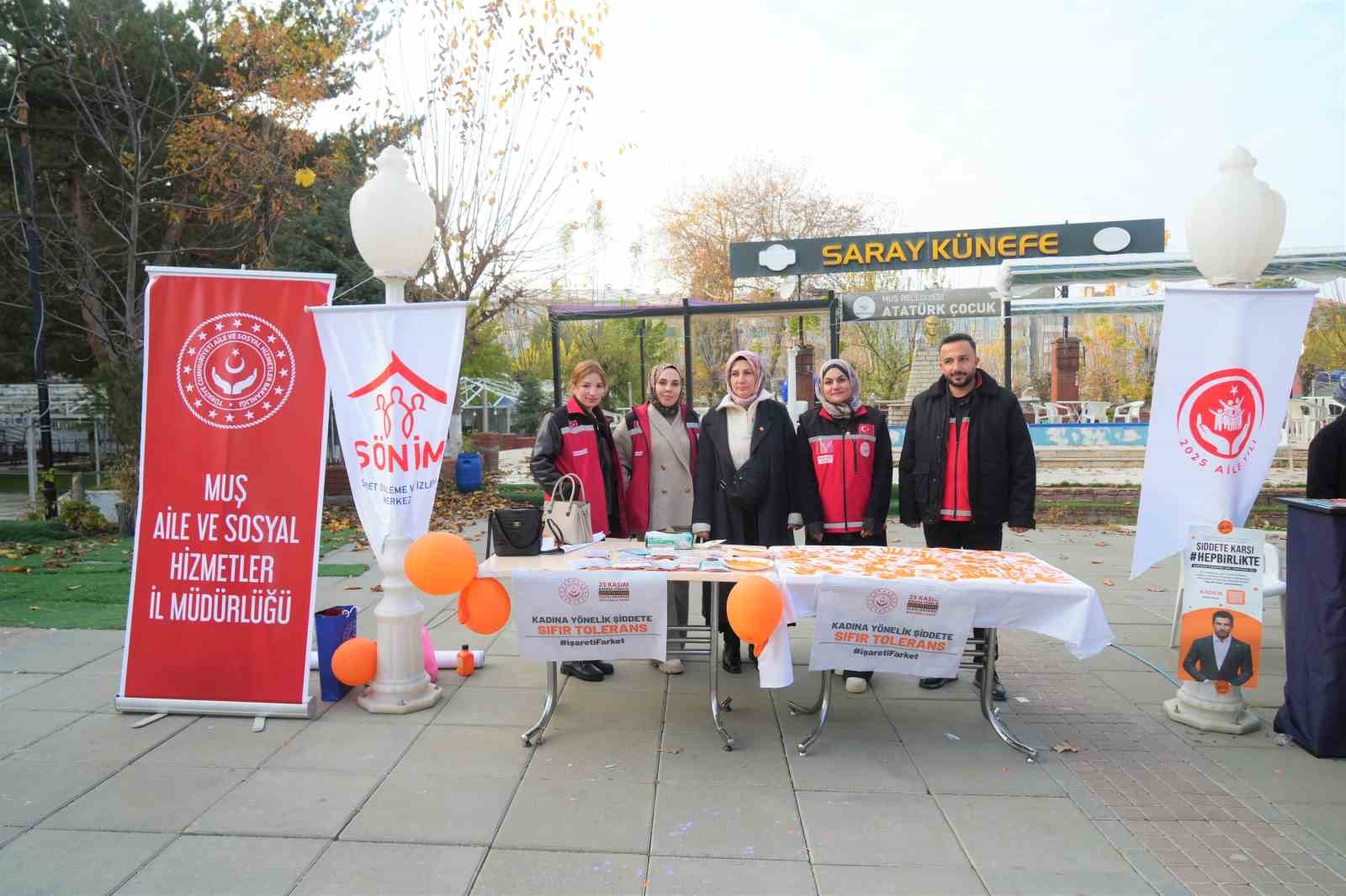 Muş’ta turuncu renkli farkındalık: Şiddete karşı açılan stant yoğun ilgi gördü