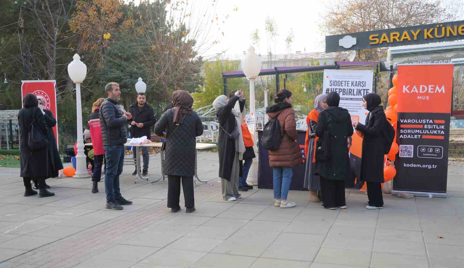 Muş’ta turuncu renkli farkındalık: Şiddete karşı açılan stant yoğun ilgi gördü