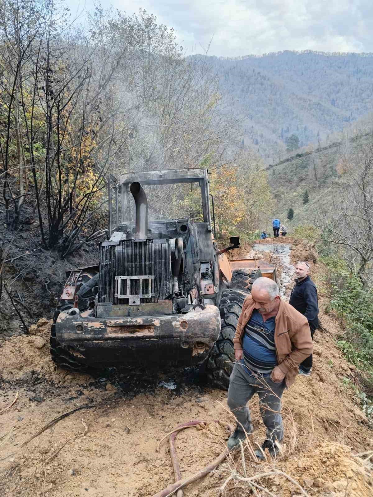 Artvin’de iş makinesi alev aldı