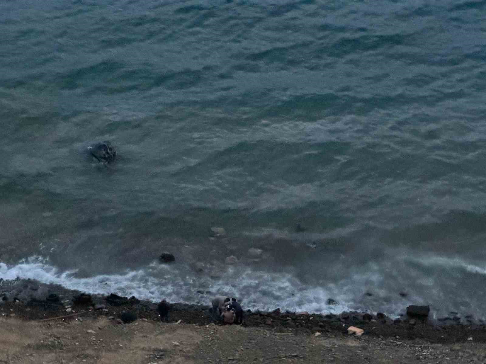 Datça’da virajı alamayan araç denize uçtu: 1 yaralı