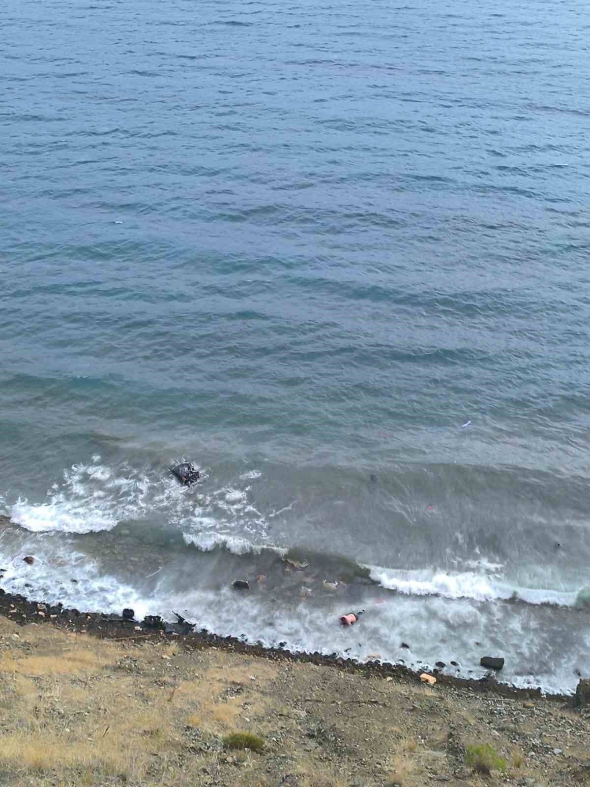 Dat&ccedil;a&rsquo;da virajı alamayan ara&ccedil; denize u&ccedil;tu: 1 yaralı
