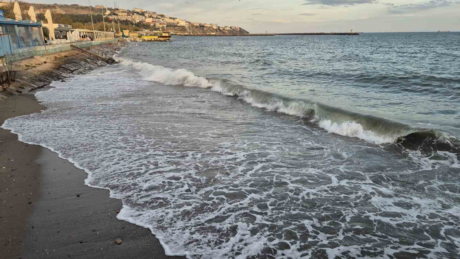 Tekirdağ’da lodos fırtınası balıkçıları denize çıkartmadı