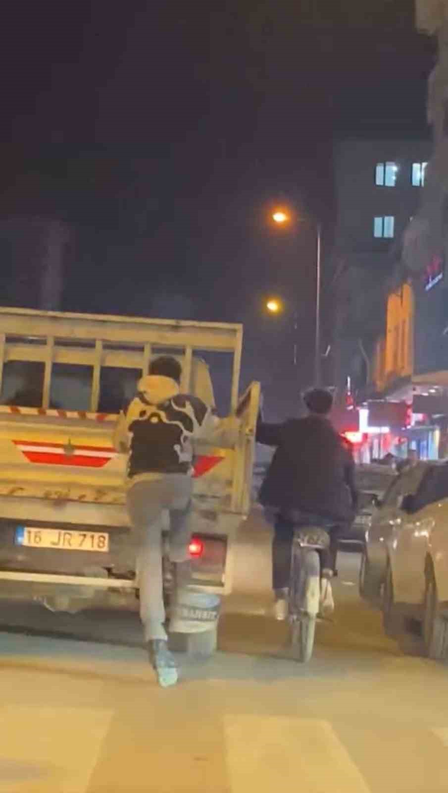 Bursa’da gençlerin tehlikeli yolculuğu kamerada