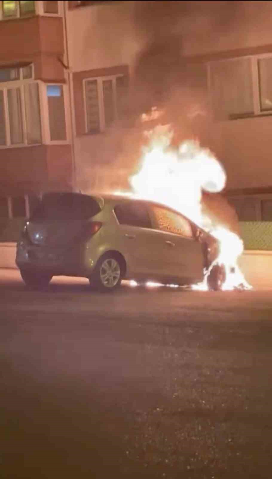 Park halindeki otomobil alevlere teslim oldu