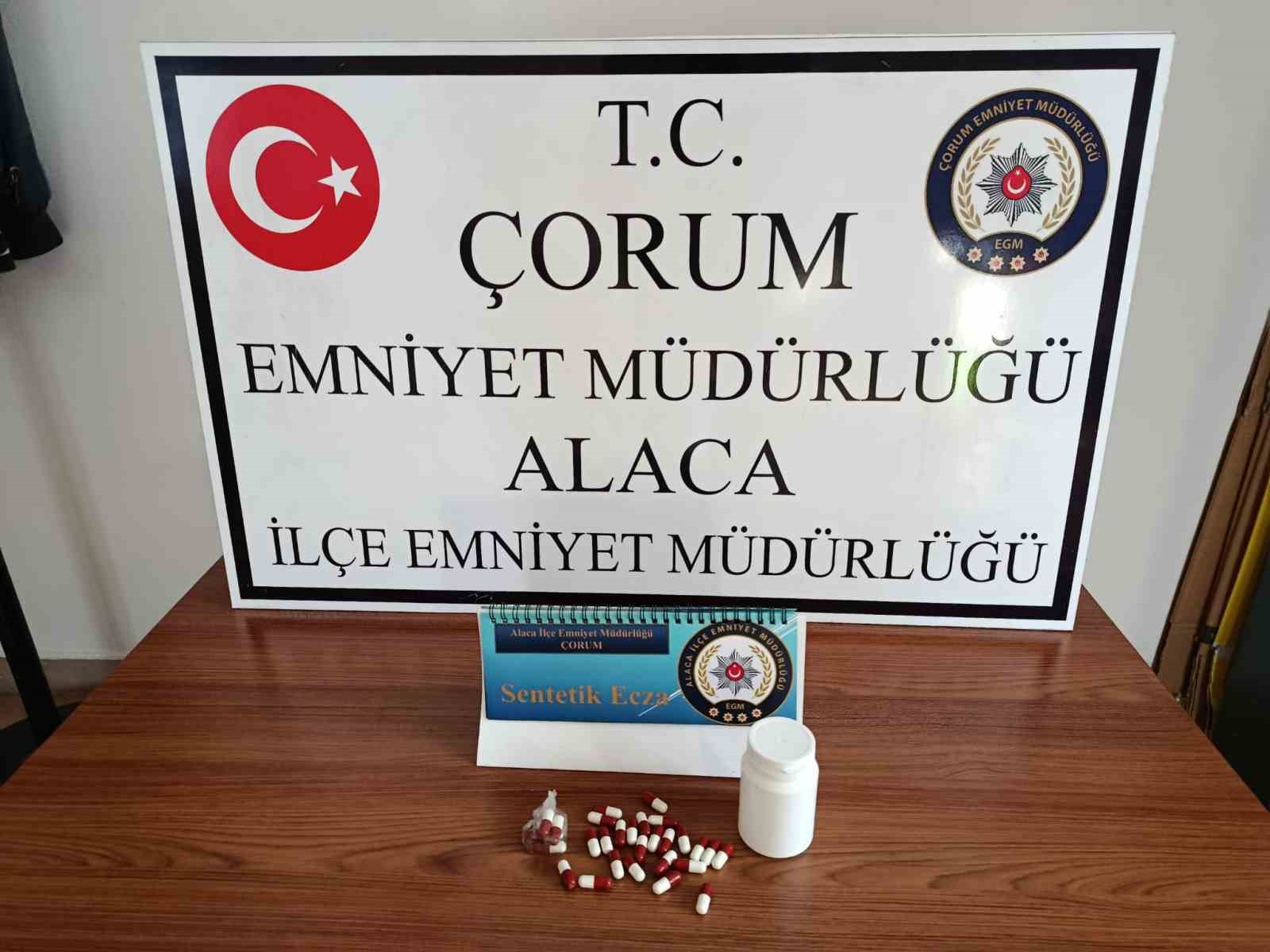 Polisin durdurduğu araçtan sentetik ecza hapı çıktı: 1 gözaltı