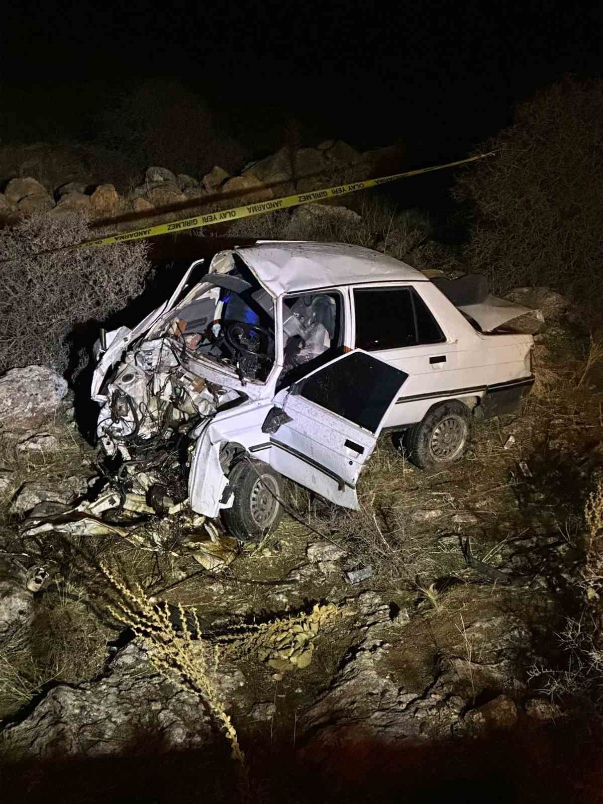 Otomobil kayalıklara çarptı: 1 ölü, 1 yaralı