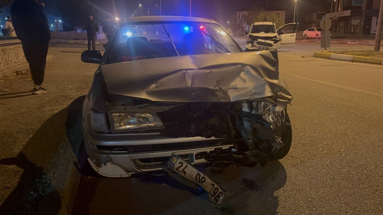 Erzincan’da iki araç kafa kafaya çarpıştı: 3 yaralı