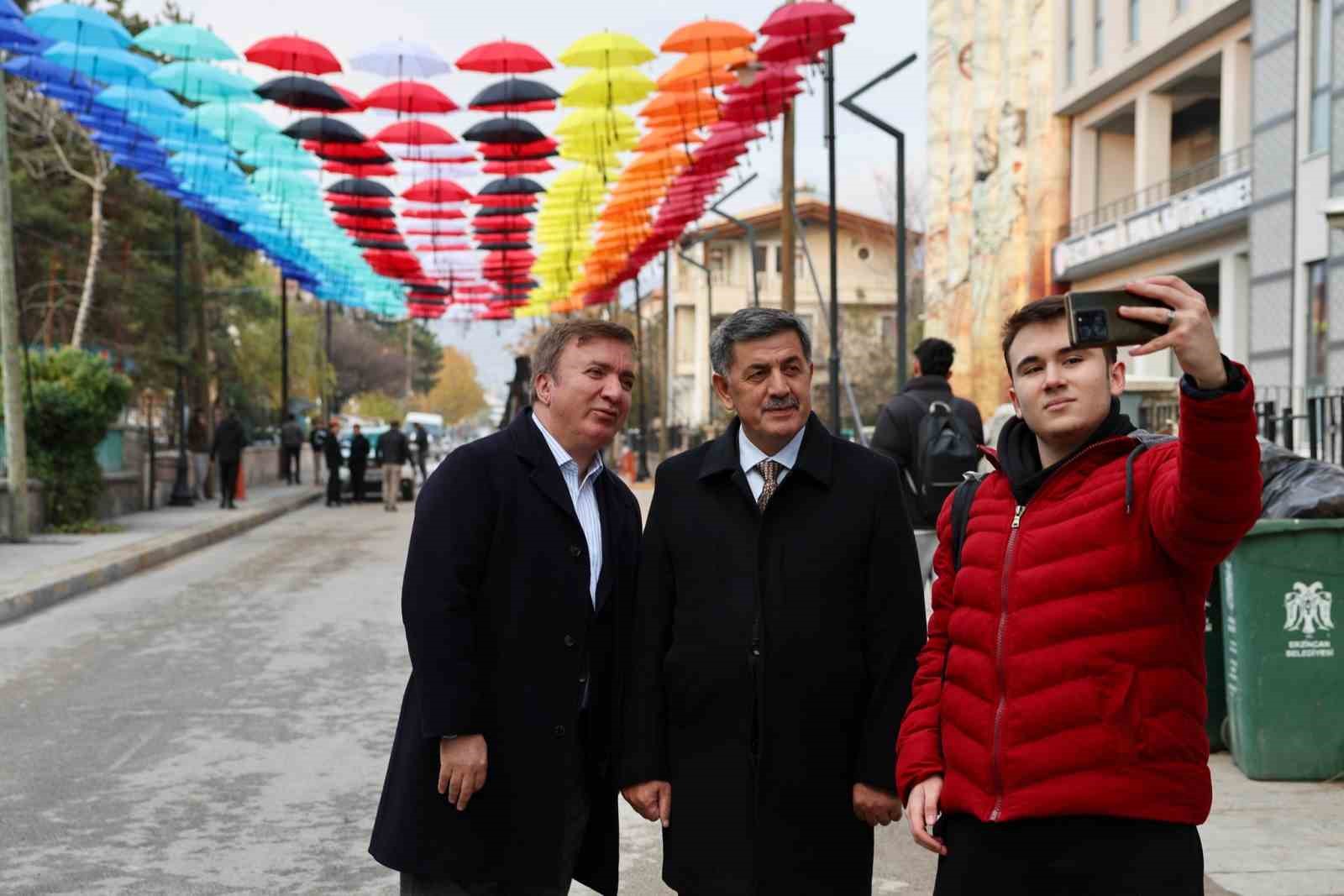 Erzincan’da rengârenk şemsiyelerle kaplanan sokak ilgi görüyor