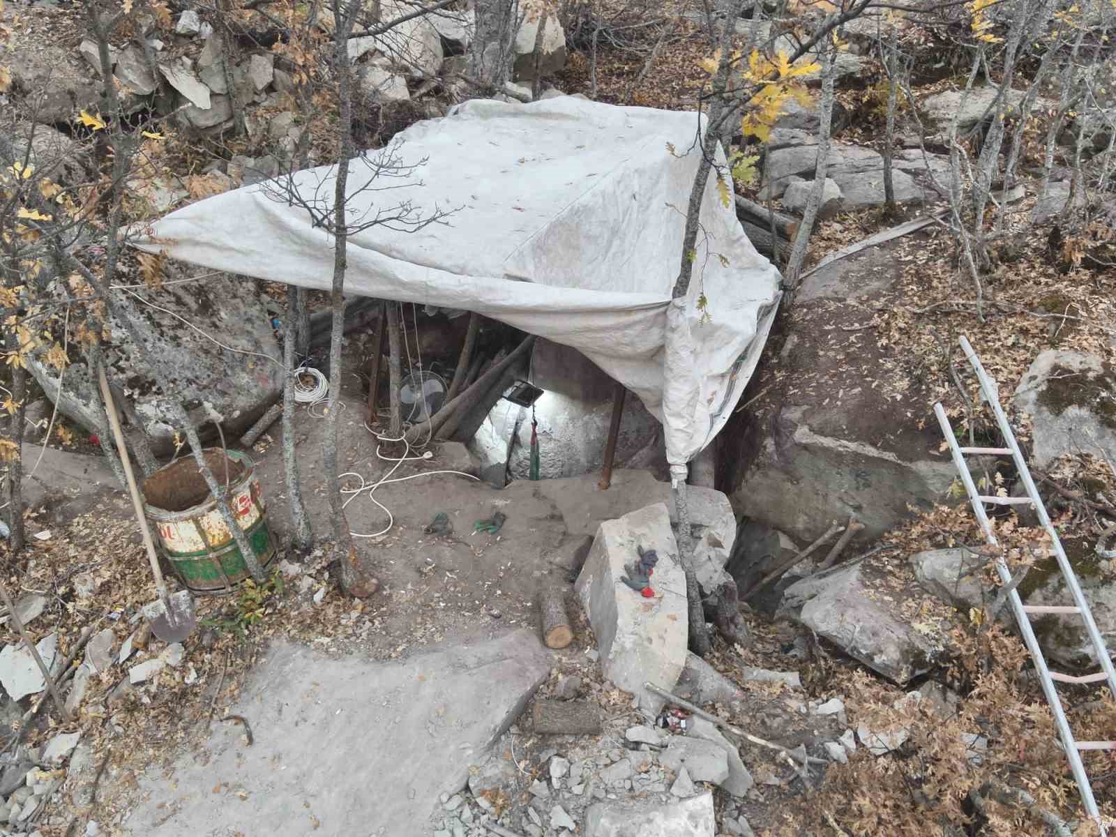 Tokat’ta kaçak kazı yapan 3 şüpheli suçüstü yakalandı
