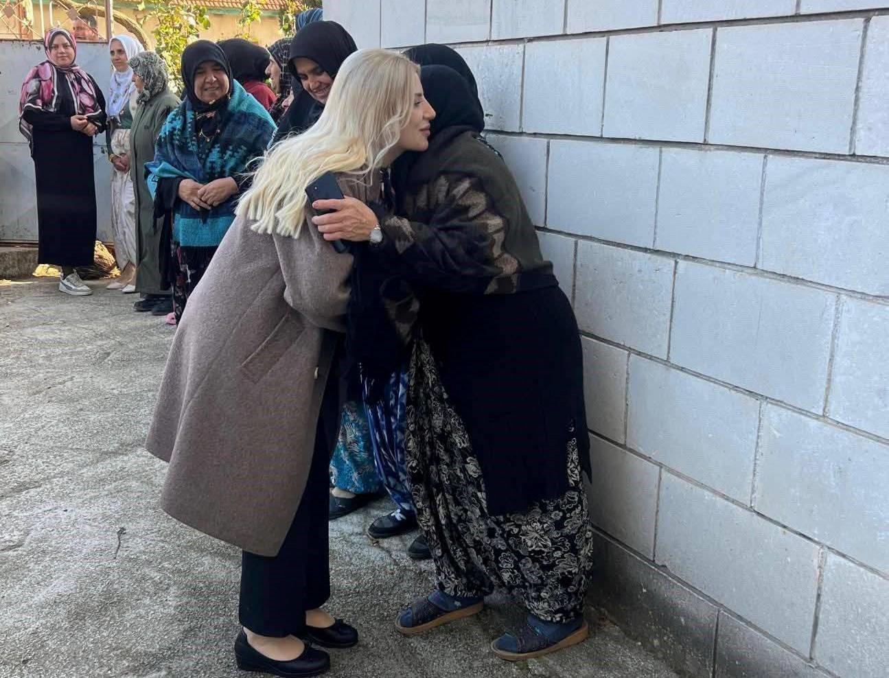 Bayan Kaymakam köy köy dolaşıyor