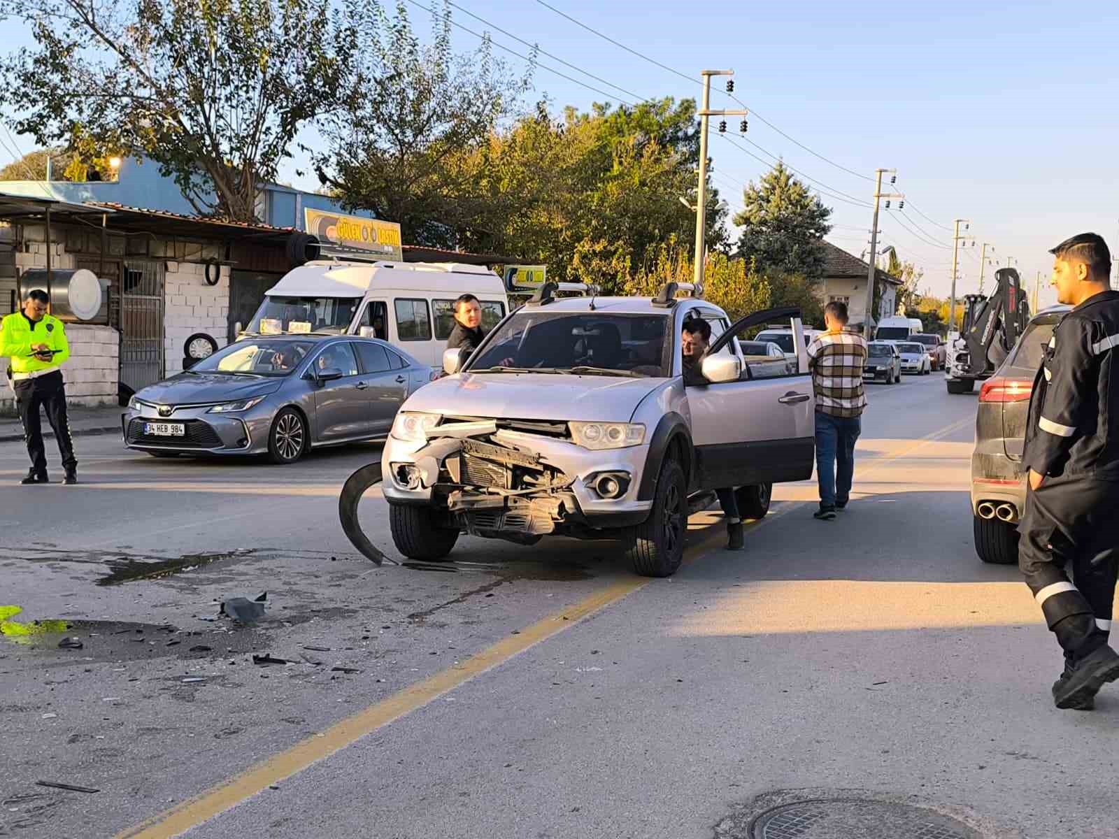 Motosikletin, dönüş yapmak isteyen otomobile ok gibi sağlandığı kaza kamerada