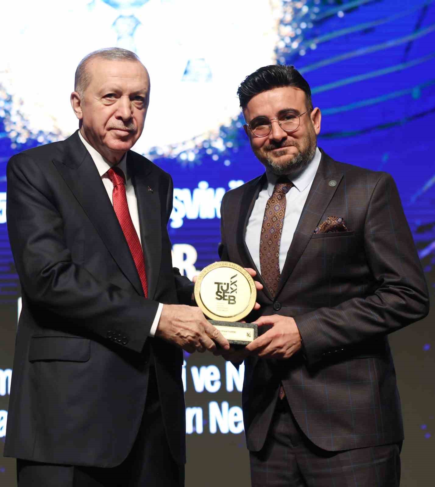 Cumhurbaşkanı Erdoğan&rsquo;dan ER&Uuml;&rsquo;ye &ouml;d&uuml;l

