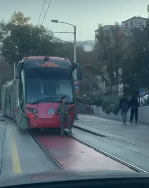 Tramvayın arkasına tutunarak yolculuk eden çocuk yürekleri ağıza getirdi
