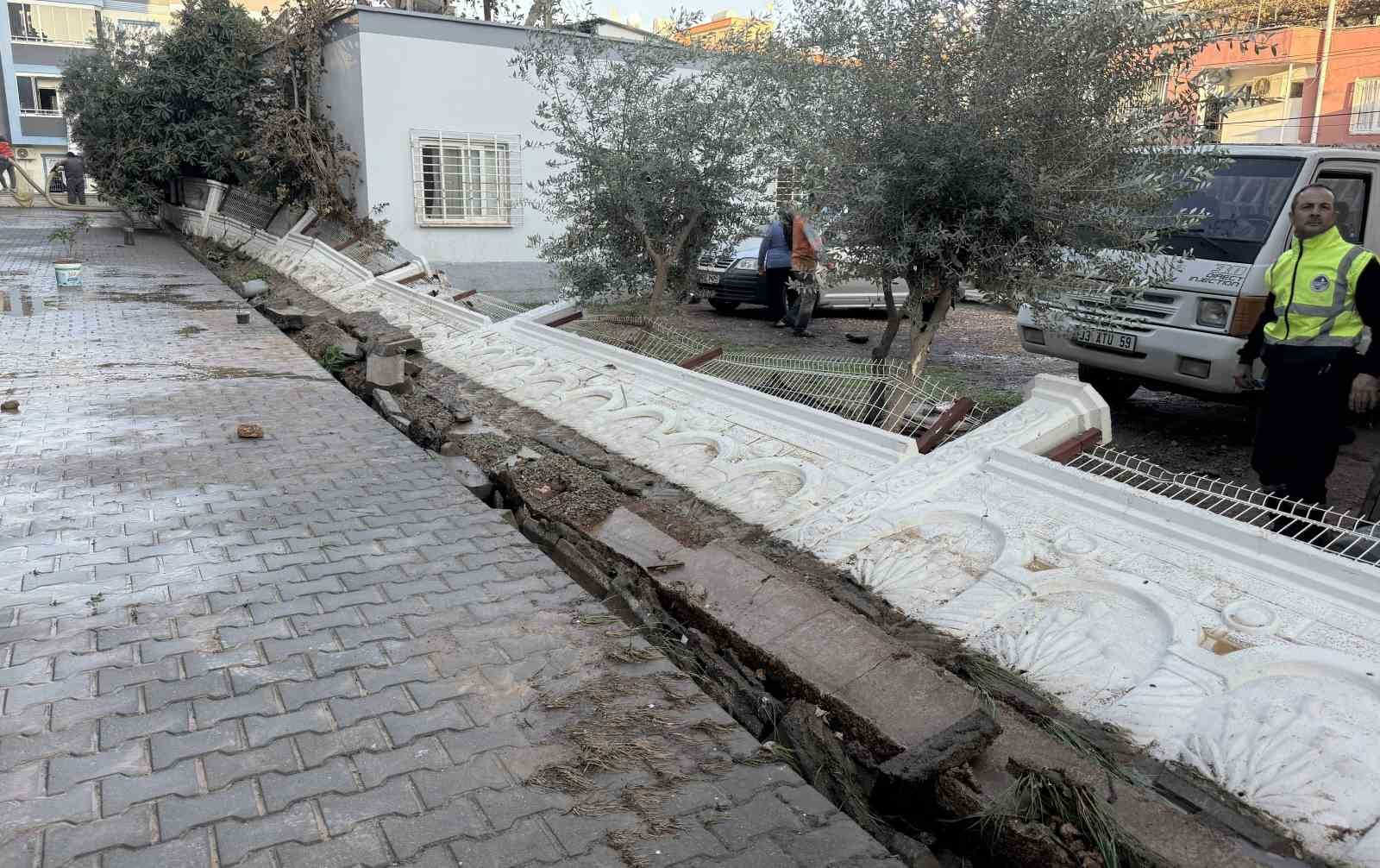 Su basan sitenin istinat duvarı yıkıldı