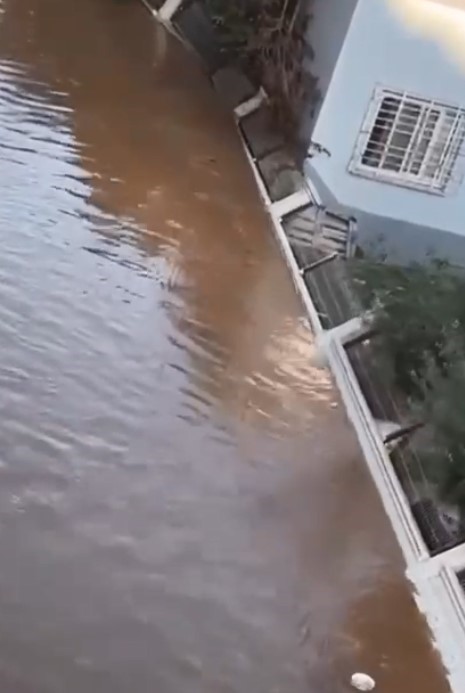 Su basan sitenin istinat duvarı yıkıldı
