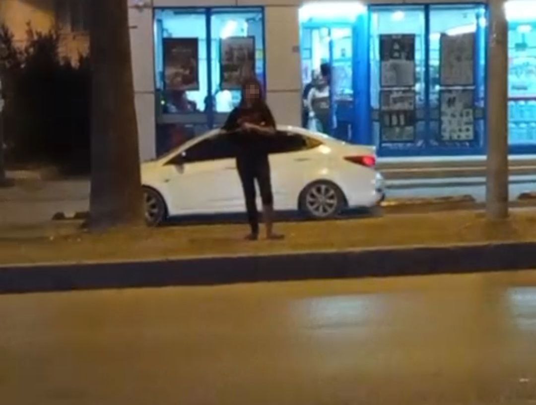 Uyuşturucu kullandığı &ouml;ne s&uuml;r&uuml;len gen&ccedil; kızın hareketleri şaşırttı
