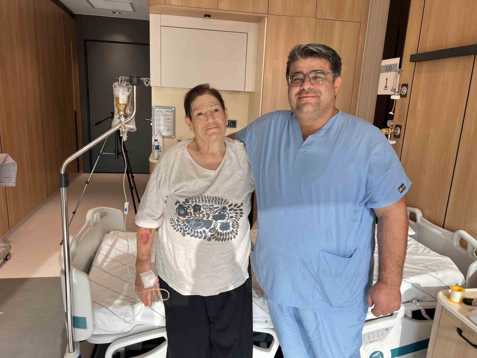 Yaşlı kadın omurga kırığı ameliyatı sonrası yeniden yürümeye başladı