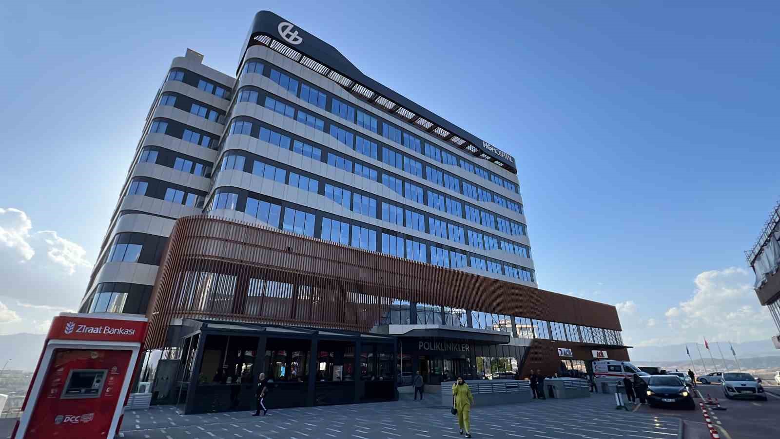 Yaşlı kadın omurga kırığı ameliyatı sonrası yeniden yürümeye başladı