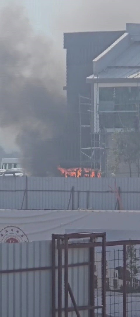 Alevlere teslim olan taksi kulübesinden geriye hurda yığını kaldı