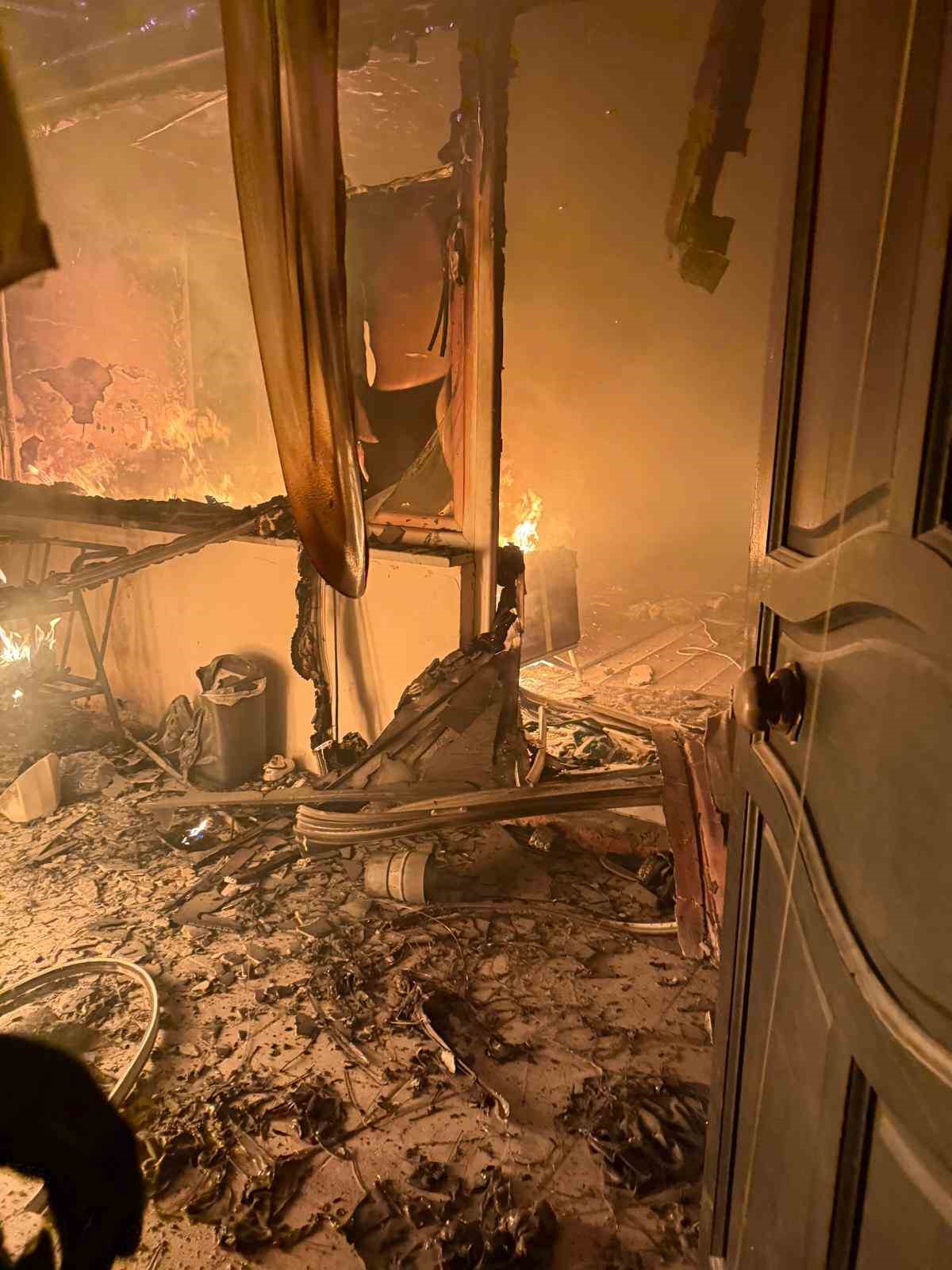 Bolu’da 2 katlı evin bir odası alev alev yandı
