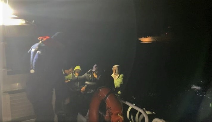 İzmir açıklarında 23 düzensiz göçmen yakalandı, 20 göçmen kurtarıldı
