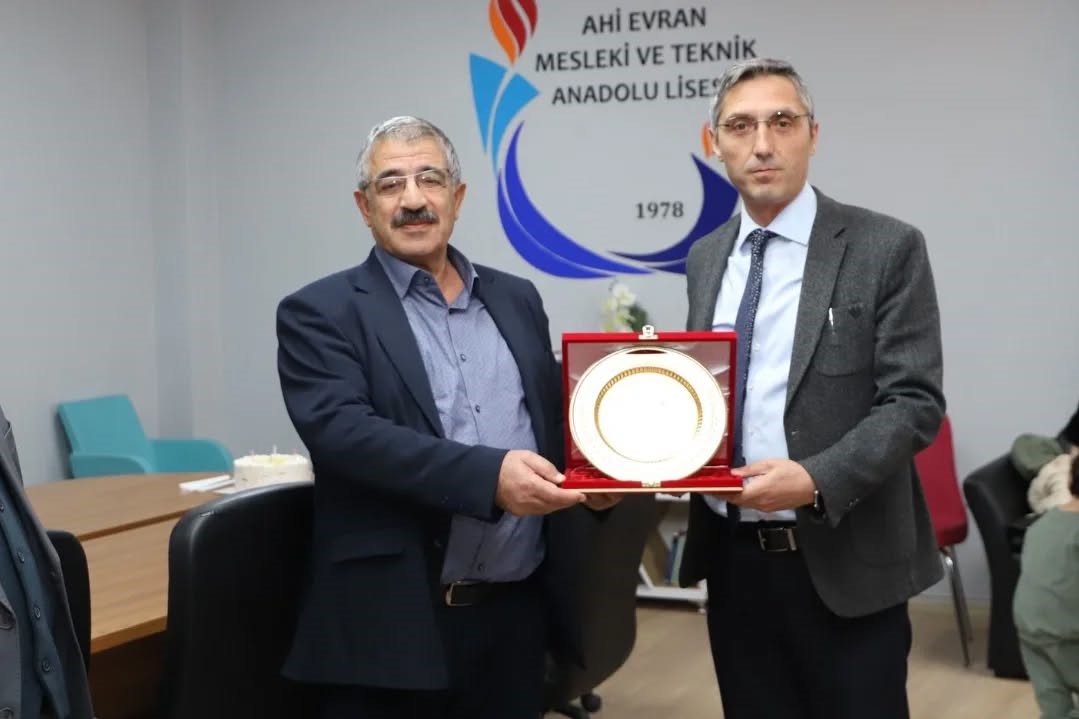 Bayburt’ta emekliye ayrılan müdüre veda programı