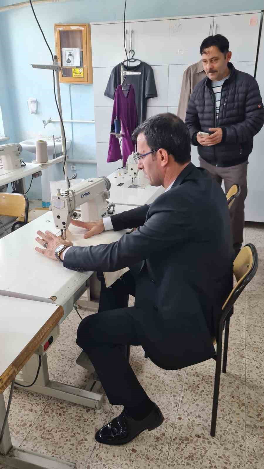 Kaymakam Dalak öğrencilerle dikiş dikip çapa yaptı
