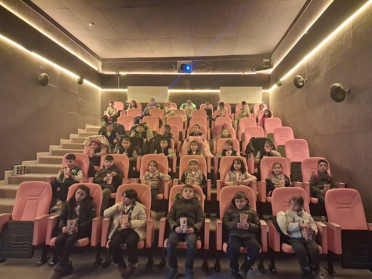 Köy okullarında ki öğrenciler sinema ile tanıştı