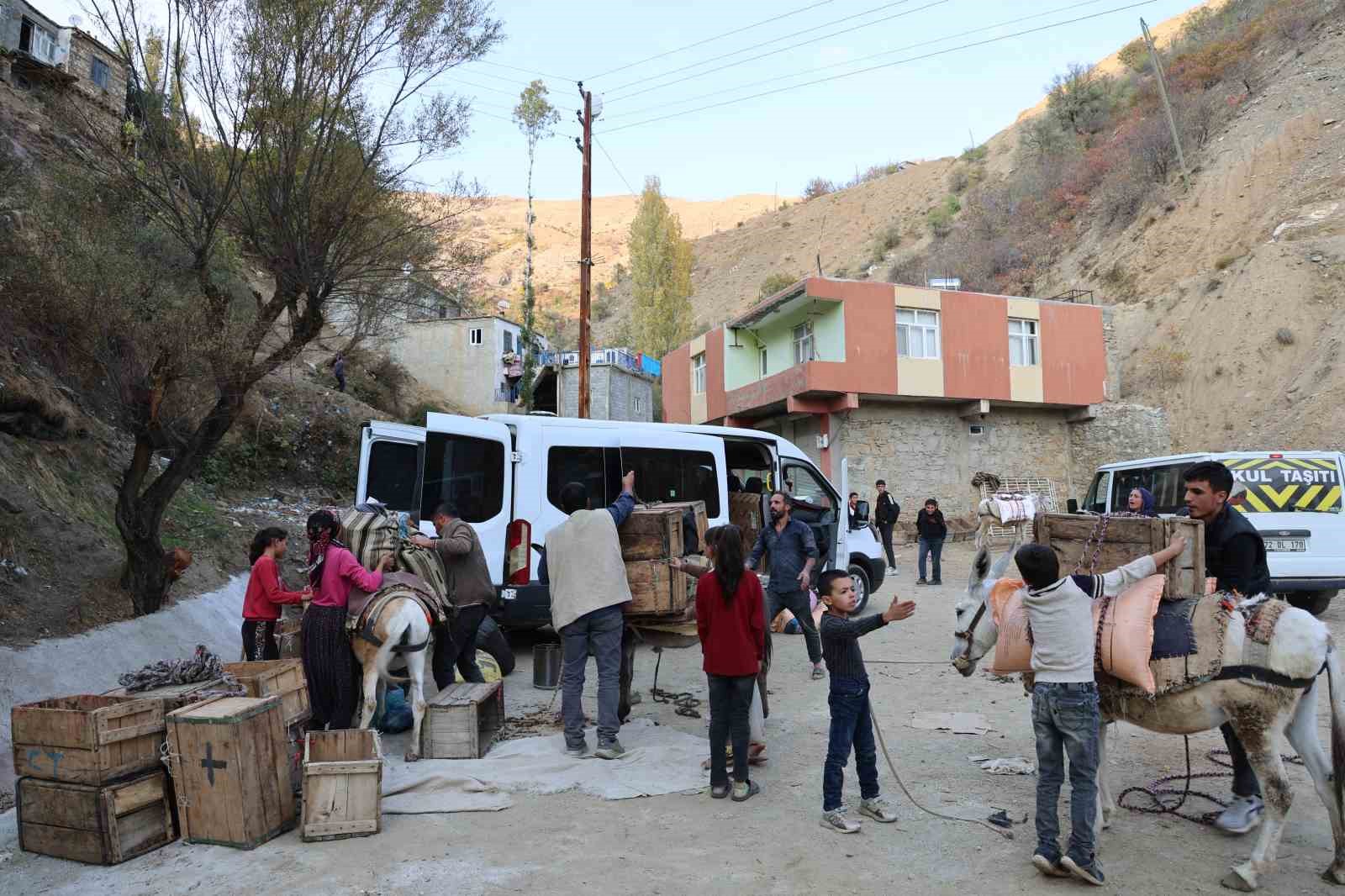 Diyarbakır’ın kırsal mahallesinde yükler eşeklerle evlere götürülüyor