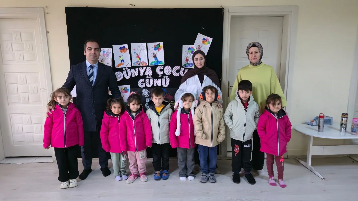 Bilecik’te bir hayırseverin mont desteği öğrencileri sevindirdi