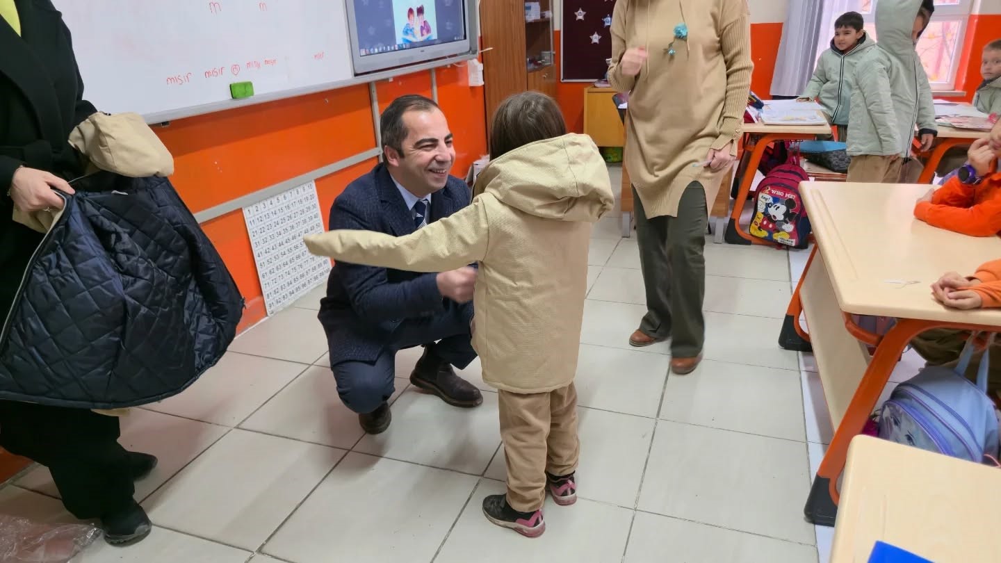 Bilecik&rsquo;te bir hayırseverin mont desteği &ouml;ğrencileri sevindirdi
