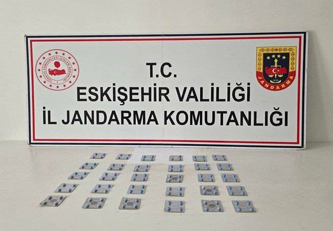 Cinsel &uuml;r&uuml;nler, sigara ve tabancaları ka&ccedil;ak olarak satmayı planlayan şahısları jandarma yakaladı
