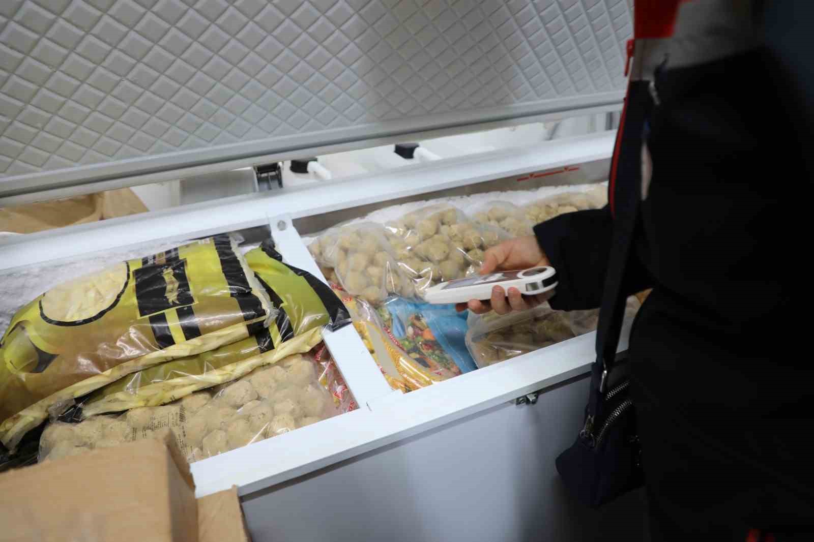 Alışveriş merkezlerinde gıda denetimi s&uuml;r&uuml;yor
