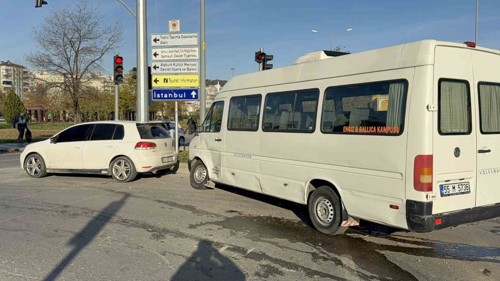 Samsun’da minibüs ile otomobil çarpıştı: 1 yaralı