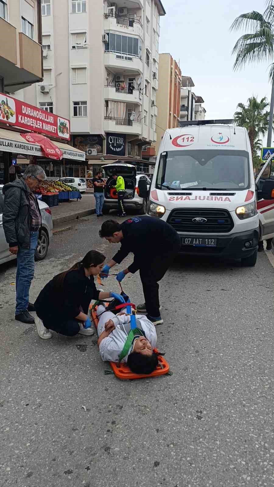 Aracın a&ccedil;ılan kapısına &ccedil;arpan motosikletteki 2 kişi yaralandı
