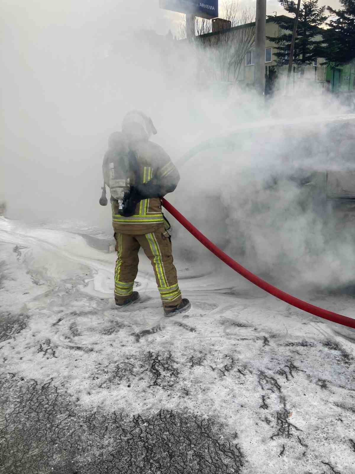 Otomobil, alev topuna döndü
