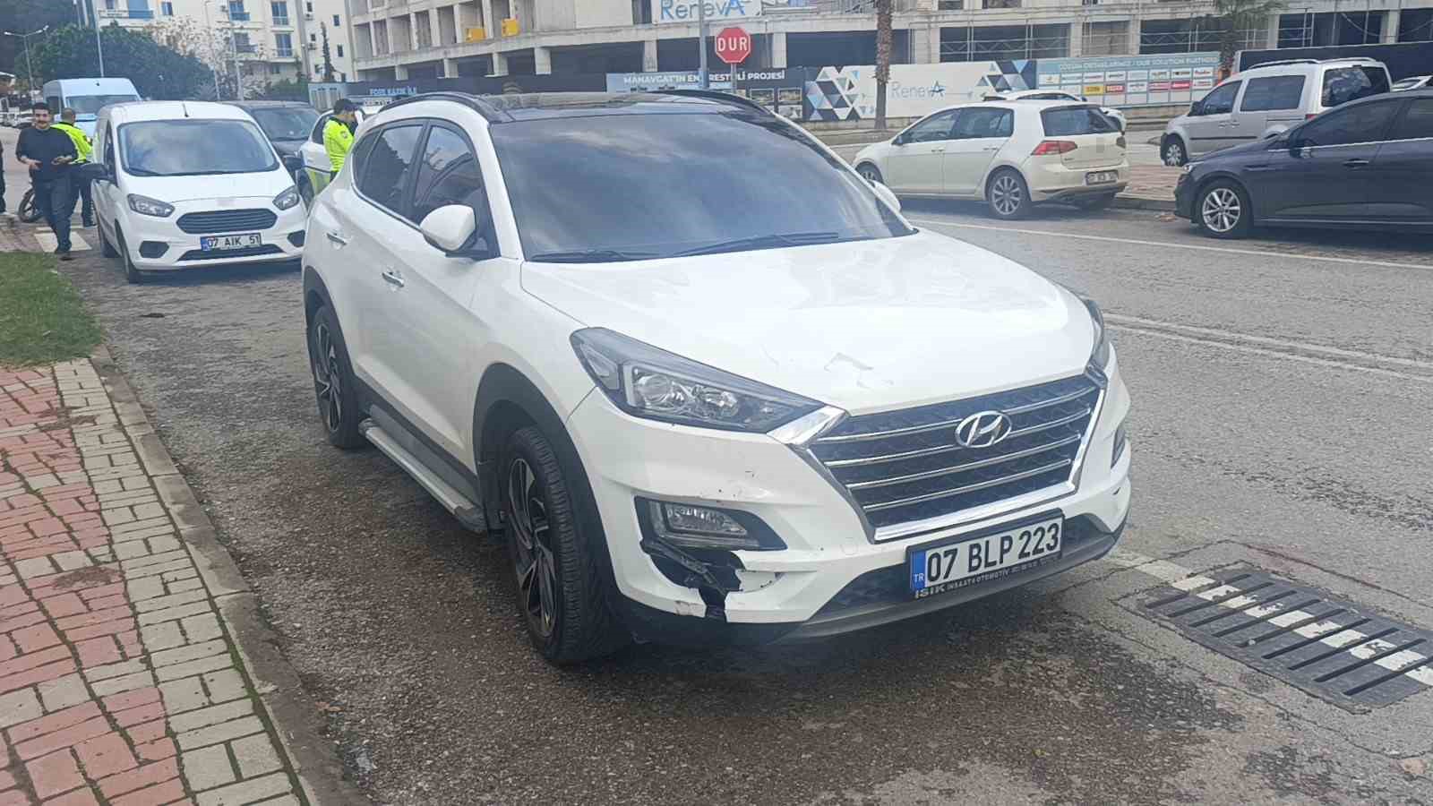 Otomobille &ccedil;arpışan motosikletli tedaviyi kabul etmedi
